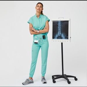 FIGS SCRUBS: Rafaela top and Zamora Pant